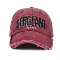 Casquette de baseball rouge délavé avec broderie Sergeant Pepper et visière usée - Taille unique / Rouge foncé (Bordeaux)