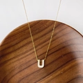 Collier minimaliste en titane doré avec pendentif en nacre blanche en forme de U sur bois - Lettre U