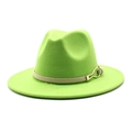 Détail d'un chapeau fedora vert citron avec ceinture beige et boucle dorée - Vert Fluorescent