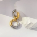 Détail de boucles d'oreilles bicolores or et argent sur un fond de pierre blanche - Boucle d'Oreille Arc Bicolore Épaisse (Diamètre 2,3 cm, Épaisseur 0,5 cm)