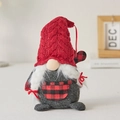 Gnome de Noël avec bonnet rouge tricoté et décoration de poche à carreaux - Style Femme avec Cœur