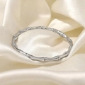Bracelet jonc en bambou fini argenté poli sur fond de soie douce et luxueuse - Argent