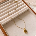 Collana a catena dorata con pendente ovale occhio di tigre su portagioie color crema - Collana con perline dorate in occhio di tigre a goccia - 38 cm
