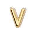 Gros plan d'un pendentif lettre V creux en or poli avec une finition miroir brillante - Lettre V / Or