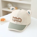 Dettaglio del cappellino per bambini con ricamo Kink e graziose orecchie da orso in peluche - 52cm / Verde Grigastro