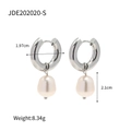Vue détaillée des créoles argentées avec perles gouttes et mesure de 2,1 cm - Style Pendentif Perle Argent (JDE202020-S)