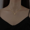 Collana minimalista con ciondolo a croce dorata lucida indossata con catena sottile - Croce Dorata Lucida Semplice (5784102) / Oro