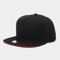 Détail de la casquette hip-hop noire avec bord sandwich rouge et texture en coton sergé - Noir et Rouge