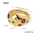 Nahaufnahme des vergoldeten Kupferrings mit bunten Zirkonias und breitem Band - Größe 7 (Verstellbar) / Goldfarbener Punkt-Zirkon-Ring(Y042)