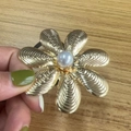 Minimalist golden floral hair tie featuring a polished metal petal design and white pearl - Ripple Flower