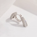 Detaillierte Makroansicht der S925 Silber Creolen mit Zirkonia-Inlay in U-Form - B-Stil Platinsilber T-Viereck Stein