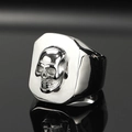 Retro gothic skull ring for men in silver steel with mirror reflection background - Steel