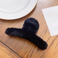 Plüschige schwarze Kunstfell Haarklammer für Damen auf rustikalem Holzhintergrund - 11cm / Schwarz