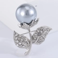 Eleganter Blumen-Broschen-Anstecker mit großer grauer Perle und silbernen Strass-Blättern - Graue Blume (Silberne Basis)