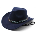 Détail du chapeau de cowboy en laine bleu avec bande perlée en cuir et cordon réglable - M (56-58cm) / Bleu marine