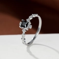 Eleganter Silberring mit quadratischem schwarzem Topas und seitlichen Diamanten - US 7 / Platiniert Schwarzer Zirkonia