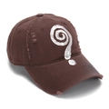Détail d'une casquette marron foncé usée avec motif graffiti blanc peint à la main - Taille unique / café