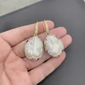 Orecchini con perle barocche, ganci dorati e cristalli cechi colorati su sfondo grigio - Gancio per Orecchio con Strass Multicolore