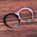 Détail du pendentif arbre de vie et fermoir magnétique cœur sur bracelets de couple - Noir et Rose Paire