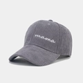 Detalle de gorra de pana gris con bordado mama blanco y textura de canalé suave - Ajustable / Gris