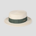 Vue détaillée du chapeau canotier en paille crème avec ruban vert foncé et plaque logo dorée - M (56-58cm) / Beige+Vert