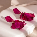 Dettaglio di orecchini a petalo rosso rosa opaco con ganci dorati su base in pietra - Perno per orecchini in acciaio / Rosa Rosso