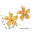 Detailansicht der goldenen Blumenohrringe mit 3 cm Größe und gebürsteter Textur - Radial Texturiert 5-Blütenblatt Gold Stil (TYGE0552)