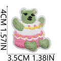 Trama dettagliata del ricamo di una toppa a forma di orso verde, 4cm x 3,5cm - Orso Cuore Verde