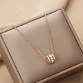 Collier en or rose poli avec pendentif cylindre pavé de diamants sur écrin à bijoux - Or rose
