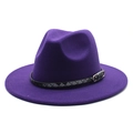 Detalle de sombrero de fieltro morado con banda trenzada y hebilla de plata - M (56-58cm) / Morado