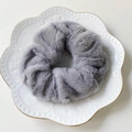 Chouchou en fausse fourrure de lapin gris froid avec texture peluche sur plat blanc - Gris