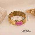 Goldenes Edelstahl-Armband mit rosa Lippen-Anhänger und 18 cm Umfang im Detail - Bangle / Rosa Armband