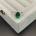 Anillo clásico de plata esterlina 925 con piedra verde ovalada y pequeños diamantes - US 5 / Esmeralda