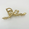 Nahaufnahme einer großen goldenen Schmetterlings-Haarklammer aus Metall mit Glanz-Finish - Gold