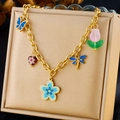 Pulsera de acero inoxidable dorada con dijes coloridos de flores y mariposa - Collar de Flores Azules (N3125)