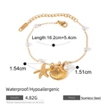 Goldenes Edelstahl-Armband mit Seestern, Muschel-Anhängern und weißen Perlen - Muschel-Goldarmband