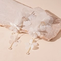 Detailaufnahme weißer Stoffblumen-Ohrringe mit Goldketten und klaren Perlenakzenten - Schiffon Blume Lange Quaste / Weiß (S925 Silberstift)