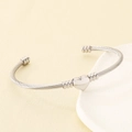 Vue détaillée du bracelet jonc en fil d'acier argenté en forme de cœur texturé - Couleur Acier (KB191183-XY)