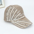 Dettaglio del cappello da baseball kaki con perle sintetiche bianche e strass lucidi - Regolabile / Cachi