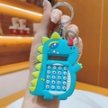 Dettaglio del mini calcolatrice portachiavi a dinosauro blu con tastiera e moschettone argento - Azzurro