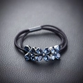 Élastique à cheveux avec fleur de cristal bleu foncé sur texture de cuir noir - Trèfle à Quatre Feuilles Bleu