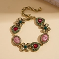 Detalle de pulsera estilo vintage con retrato en camafeo y gemas de colores vivos - Pulsera-Verde