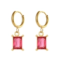 Detailansicht goldener Creolen mit rechteckigen rosa Zirkonia-Edelsteinanhängern - Roter Zirkon