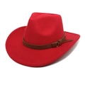 Détail d'un chapeau de cow-boy rouge en laine avec bande en similicuir brun et anneau - Rouge