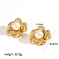 Detailed view of 18K gold-plated stainless steel flower earrings with dimensions and pearl - Camellia Pearl Style (TE60112)