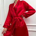 Elegante rode satijnen badjas met zwarte bies en bijpassende tailleriem voor dames - S / Rood