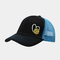 Dettaglio ricamo cuore e pickleball su cappello trucker in rete nero e blu - Nero Con Mesh Blu