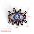 Detailansicht der Evil Eye Brosche mit blauen Kristallen und roten Perlen, 58mm x 56mm - Schwarz Basis Blau Stickerei Groß Klar Kristall Radial Auge-BE1510RD00