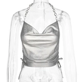 Detail eines silbernen Metallic-Neckholder-Tops mit Metallketten und Kordelzug an der Seite - S / Silber
