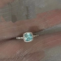 Anello halo con gemma quadrata azzurra e diamanti scintillanti su fascia argentata - Anello blu